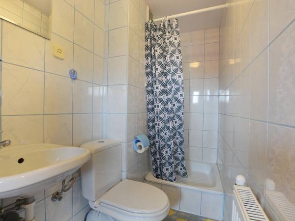 łazienka w pokoju z jednym łożem