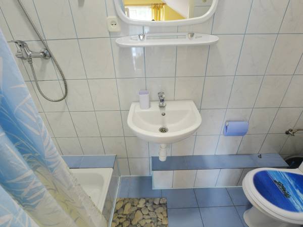 łazienka w pokoju 3 os.