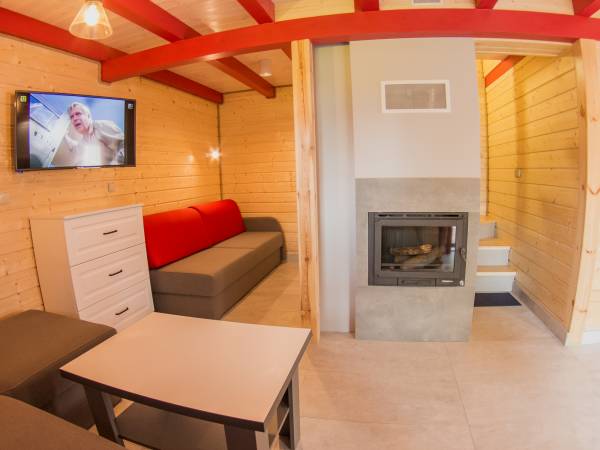 Domki nad morzem blisko plaży Czereśnia z kominkiem DE Lux z kominkiem pralką i pełnym wyposażeniem 