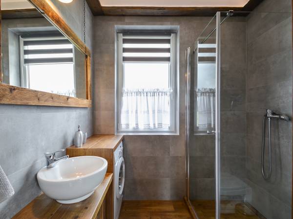 DOMEK CZERWONY ŁAZIENKA NA PARTERZE