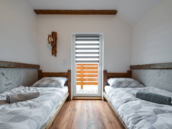 DOMEK CZERWONY sypialnia nr 1 2 pojedyńczymi łóżkami 