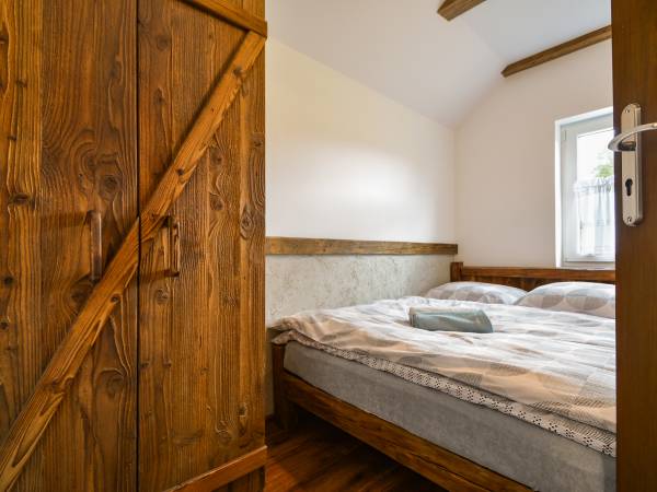 DOMEK CZERWONY sypialnia nr. 2 z łóżkiem małżeńskim 