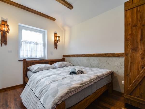 DOMEK CZERWONY sypialnia nr 3 z łóżkiem małżeńskim 